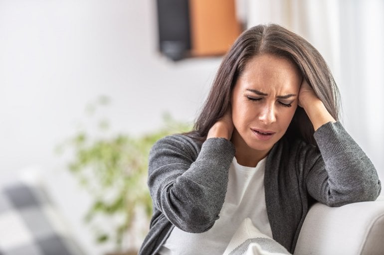 Frau mit Meningitis hat starke Kopfschmerzen und Nackenschmerzen