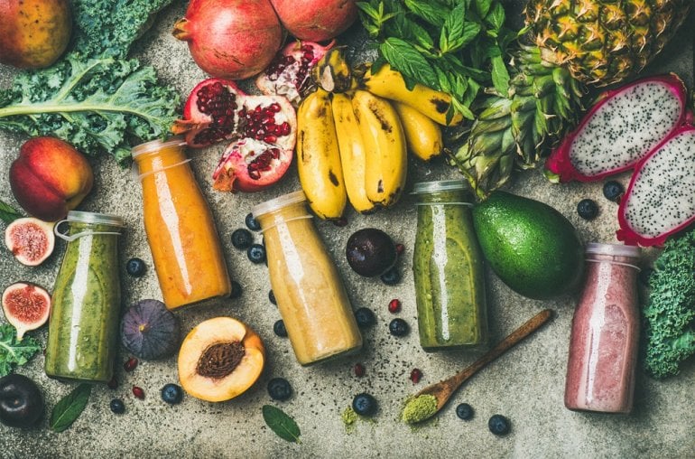 Bunte Smoothies aus Obst und Gemüse