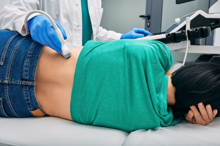 Frau mit Niereninsuffizienz beim Ultraschall