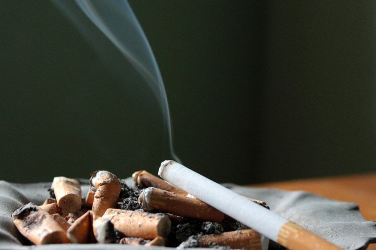 Nicht mehr rauchen: Zigarette in Aschenbecher