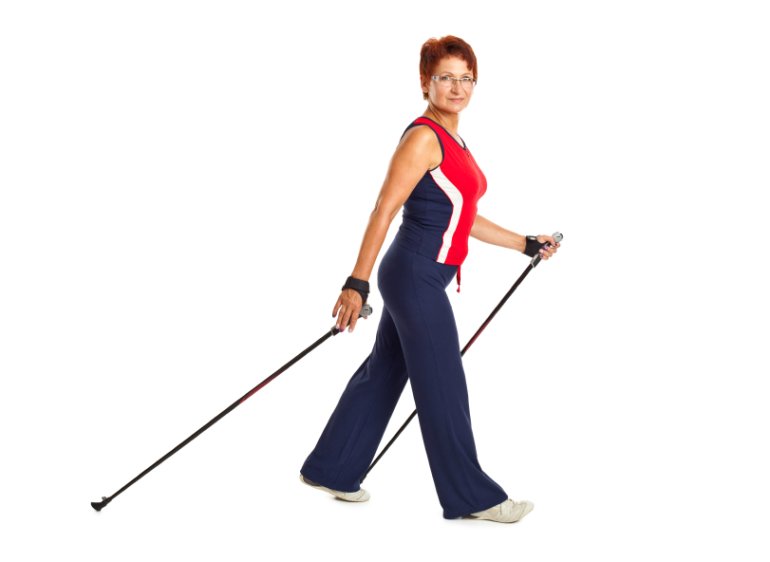 Frau beim Nordic Walking