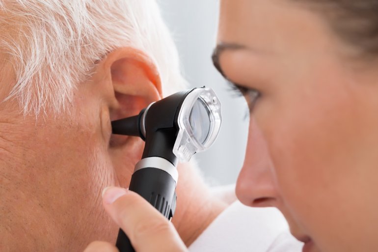 Untersuchung der Ohren per Otoskopie