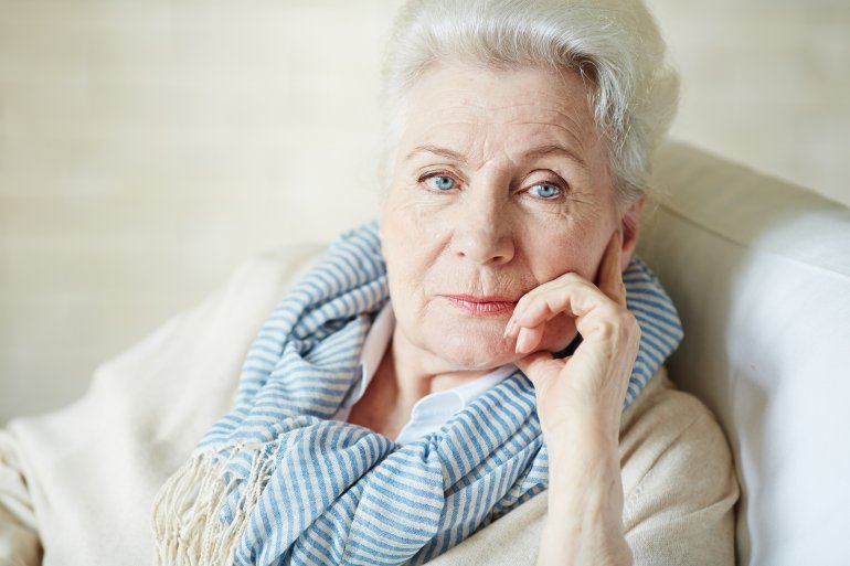 Ältere Frau leidet an Osteoporose