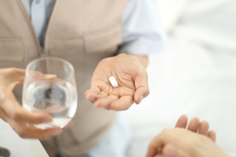 Mann nimmt Pantoprazol
