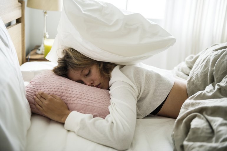 Post-COVID-Syndrom: Frau schläft im Bett