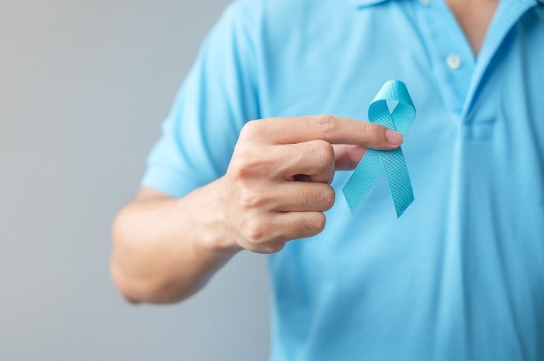 Mann zeigt blaue Schleife gegen Prostatakrebs