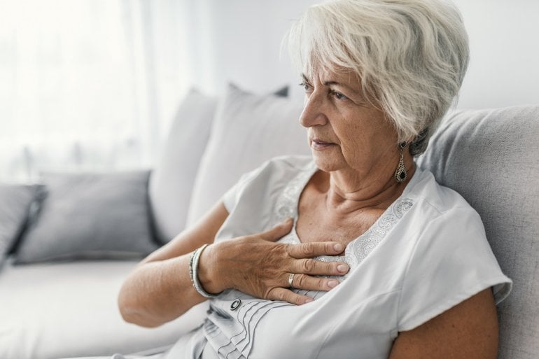 Frau mit Sodbrennen durch gastroösophageale Refluxkrankheit (GERD)