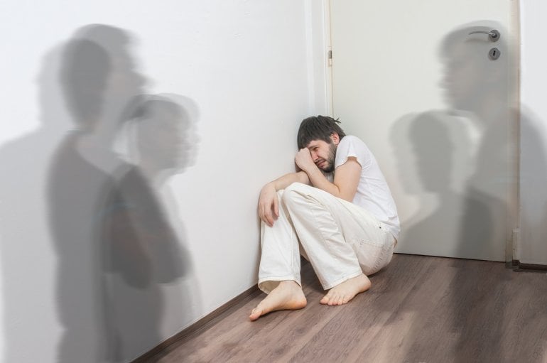 Mann mit Schizophrenie reagiert ängstlich auf Halluzinationen