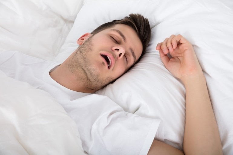Mann mit Schlafapnoe schnarcht im Schlaf