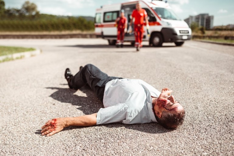 Mann mit Schock liegt am Boden