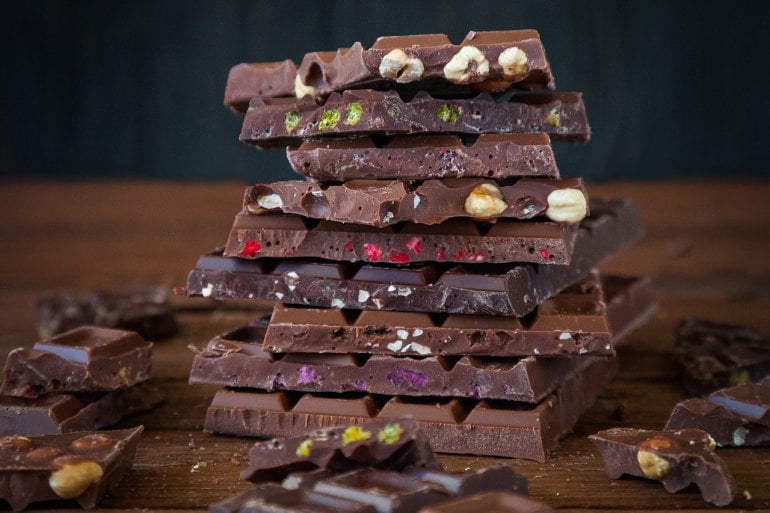 Verschiedene Sorten Schokolade übereinander gestapelt