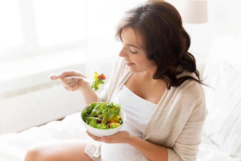 Schwangere Frau mit Diabetes isst Salat