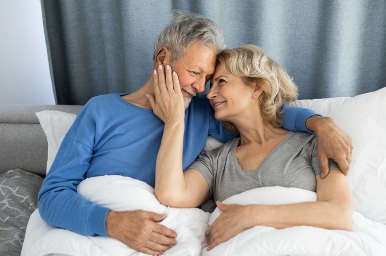 Älteres Pärchen im Bett