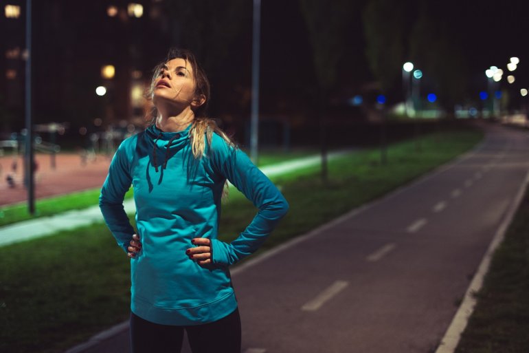 Frau erschöpft beim Joggen