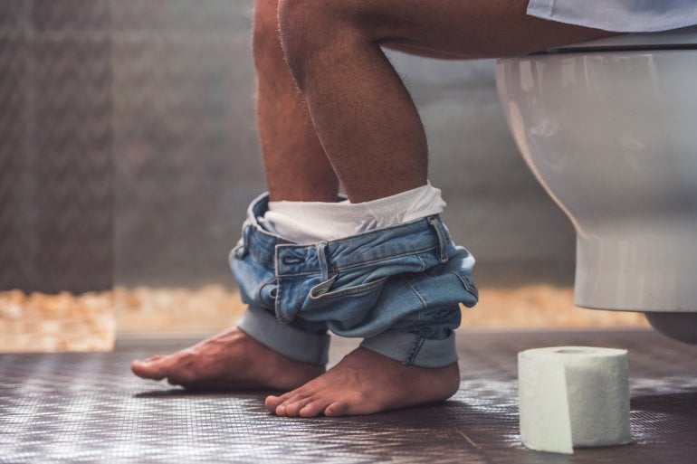 Verdauung ankurbeln: Mann auf Toilette