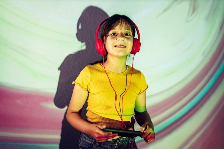 Mädchen mit Synästhesie  hört Musik