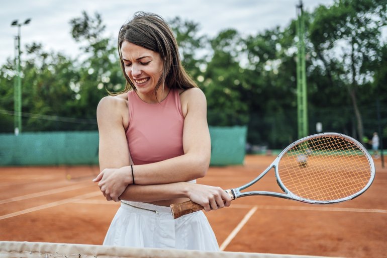 Frau mit Tennisarm