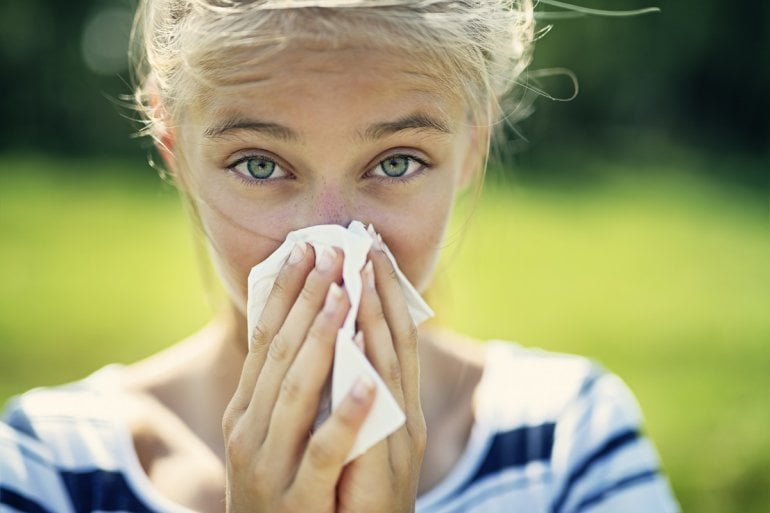 Mädchen niest wegen Allergie