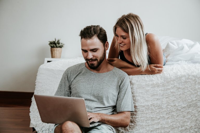 Pärchen löst Gesundheits-Quiz am Laptop