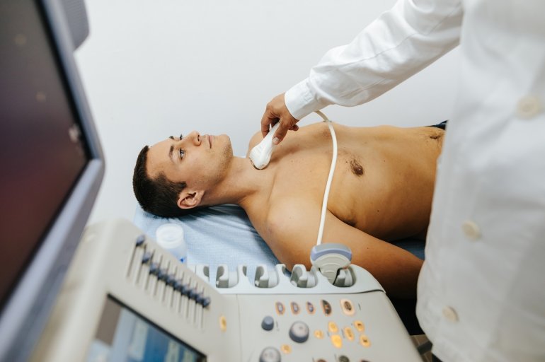Ultraschalluntersuchung für Test auf Schilddrüsenüberfunktion