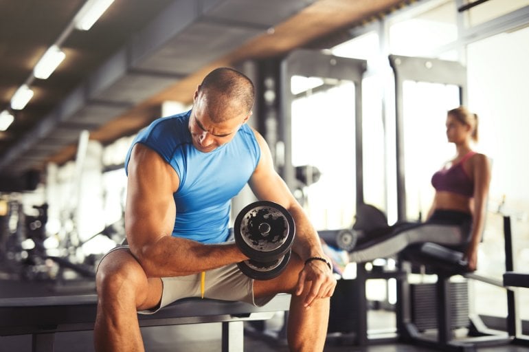 Testosteron: Mann trainiert Muskeln
