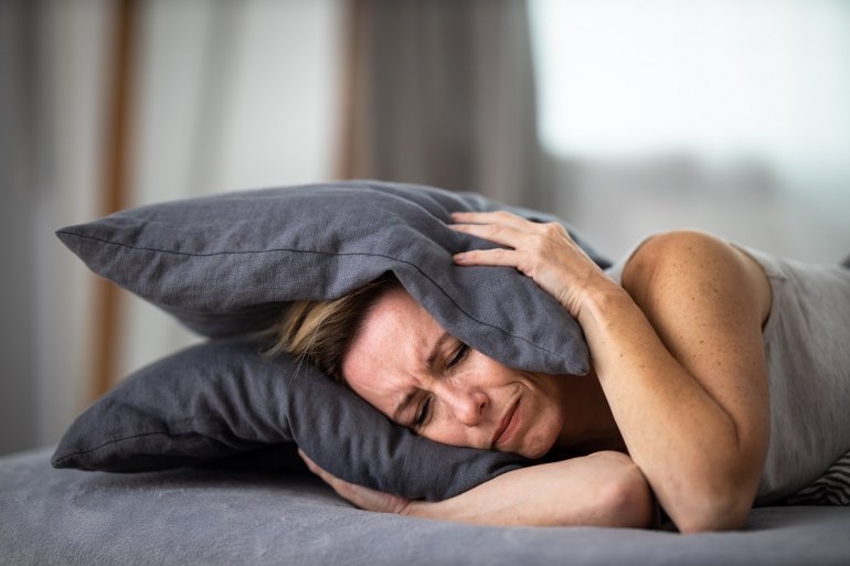 Frau hat Tinnitus