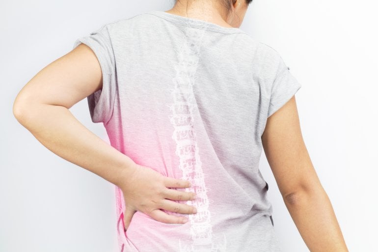 Frau leidet an Rückenschmerzen