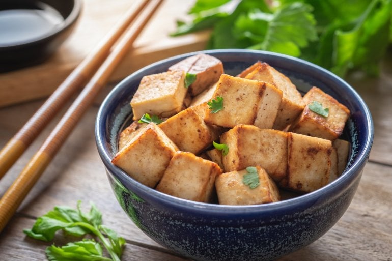 Tofu-Würfel in einer Schale