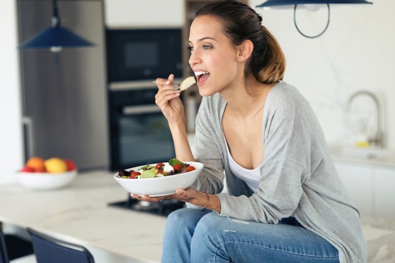 Frau isst Salat nach Trennkost