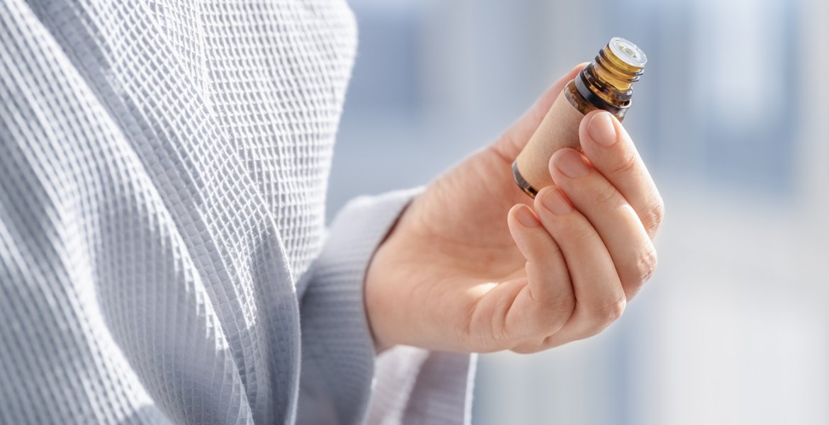Frau hält Fläschchen mit Trimipramin-Tropfen