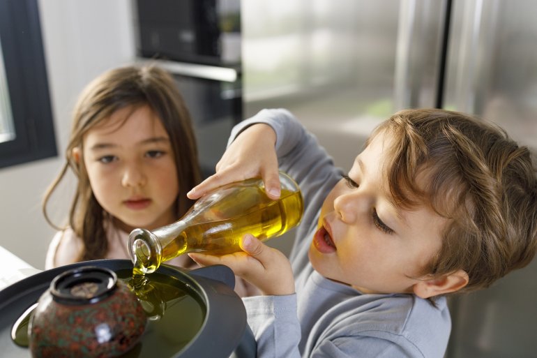 Kind verwendet gefährliches Öl