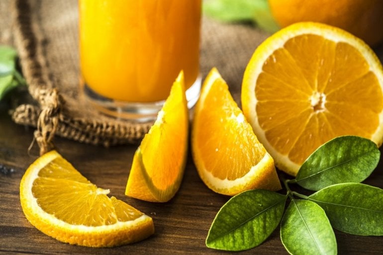 Vitaminreiche Orangen und Organgensaft