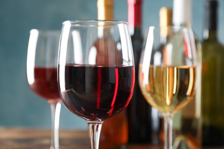 Drei Weingläser mit Wein (Rotwein und Weißwein)