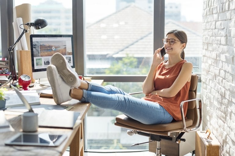 Work-Life-Balance: Entspannte Frau bei der Arbeit