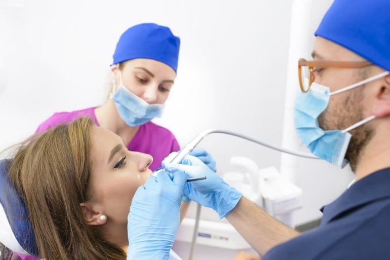 Zahnarzt setzt Zahnfüllung ein