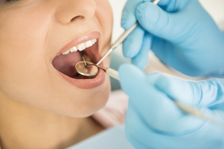 Mit Zahnschmerzen beim Zahnarzt