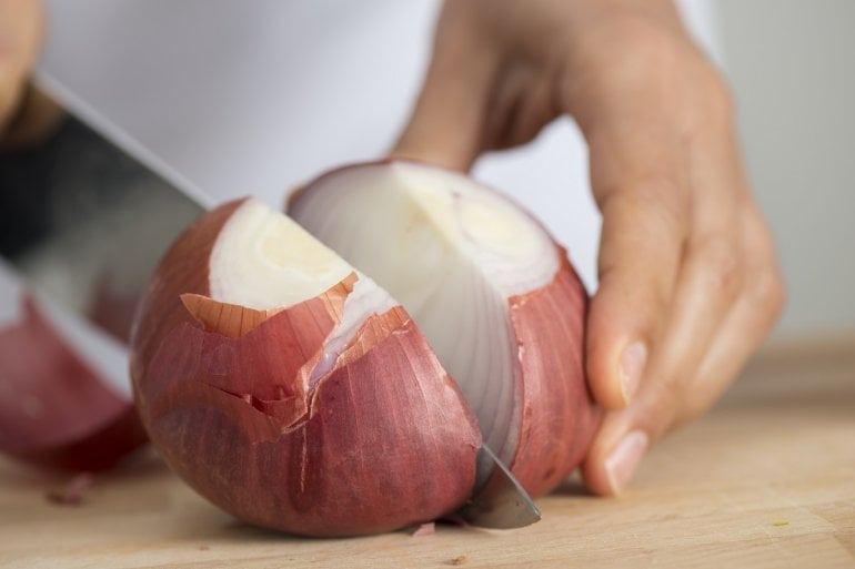 Zwiebel wird gegen Ohrenschmerzen geschnitten