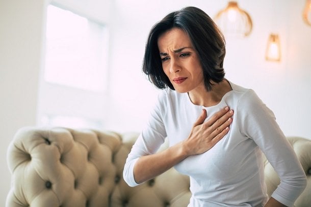 Herzmuskelentzündung: Schmerzen in der Brust als Anzeichen