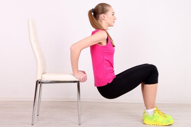 Armübung für den Trizeps: Stuhl-Dips Armübung für den Trizeps: Stuhl-Dips