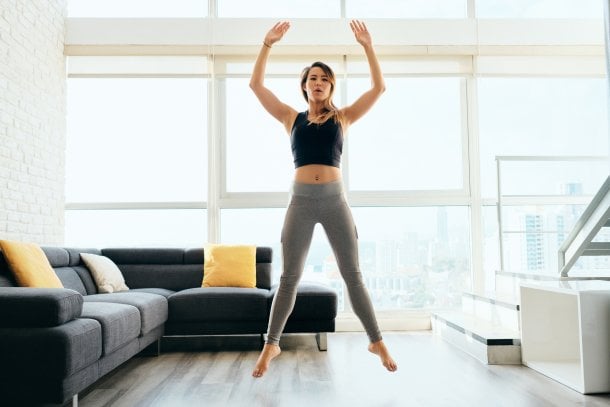 Workout zu Hause: aufwärmen mit Jumping Jacks (Hampelmännern) Workout zu Hause: aufwärmen mit Jumping Jacks (Hampelmännern)