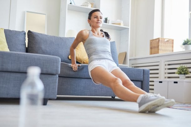 Arme zu Hause trainieren mit Trizeps-Dips am Sofa Arme zu Hause trainieren mit Trizeps-Dips am Sofa
