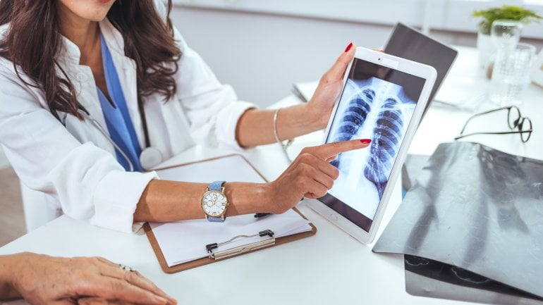 Ärztin zeigt Lungenemphysem im Röntgenbild