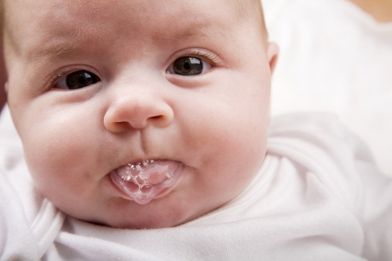 Speichel am Mund eines Babys