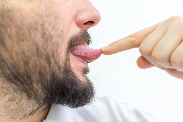 Mann berührt taube Zunge